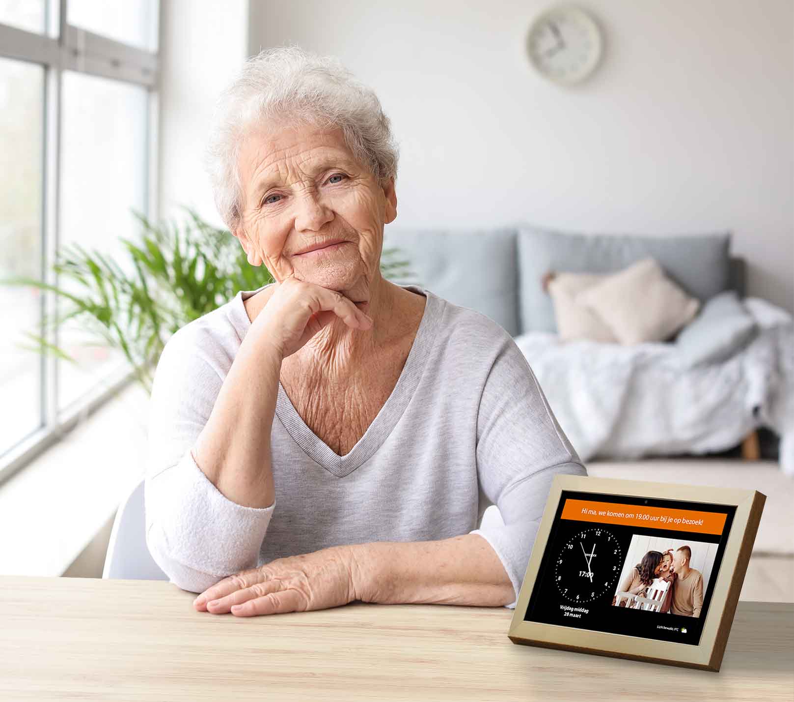 senior met een dayclock in de woonkamer