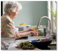 Oude vrouw wast wortels af 
