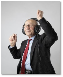 Oudere man met koptelefoon danst op muziek