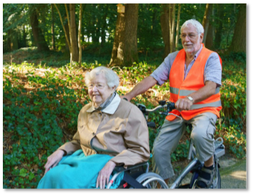 Man fiets met oudere mevrouw 