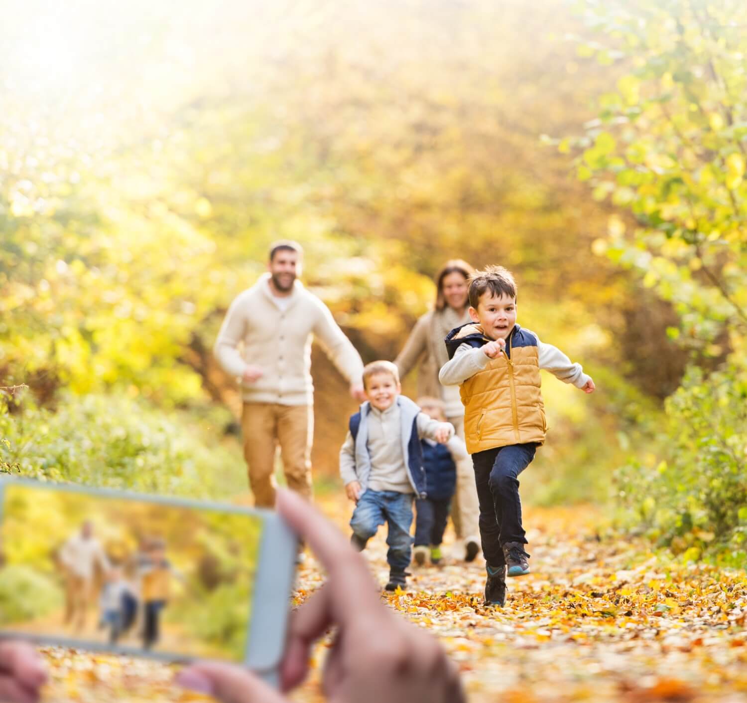 De hele familie  <br> bedient <br> de klok vanuit <br> de app